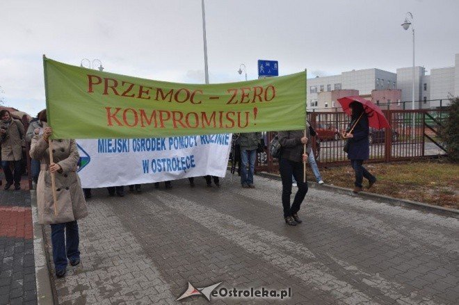 Marsz przeciwko przemocy w Ostrołęce (13.X.2011)  - zdjęcie #2 - eOstroleka.pl