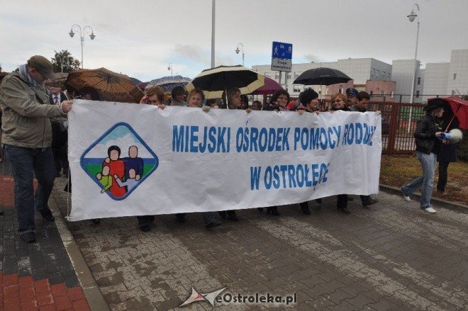 Marsz przeciwko przemocy w Ostrołęce (13.X.2011)  - zdjęcie #3 - eOstroleka.pl