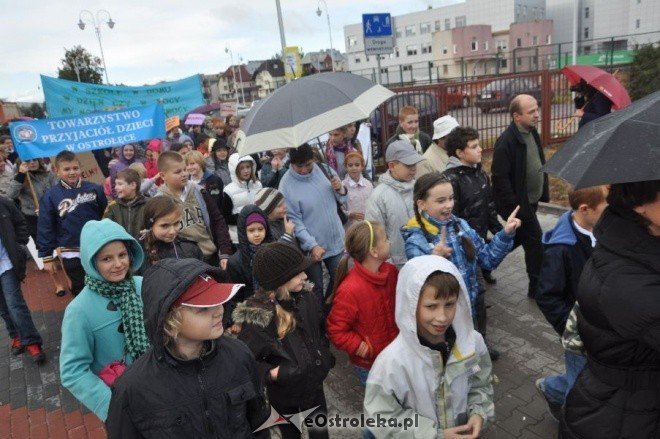 Marsz przeciwko przemocy w Ostrołęce (13.X.2011)  - zdjęcie #6 - eOstroleka.pl