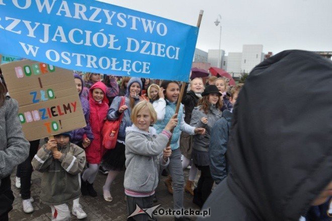 Marsz przeciwko przemocy w Ostrołęce (13.X.2011)  - zdjęcie #7 - eOstroleka.pl
