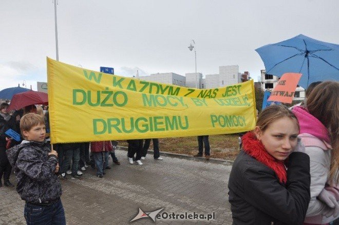 Marsz przeciwko przemocy w Ostrołęce (13.X.2011)  - zdjęcie #17 - eOstroleka.pl
