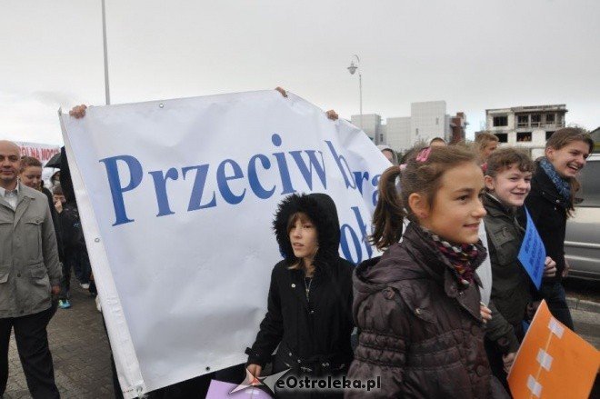 Marsz przeciwko przemocy w Ostrołęce (13.X.2011)  - zdjęcie #14 - eOstroleka.pl