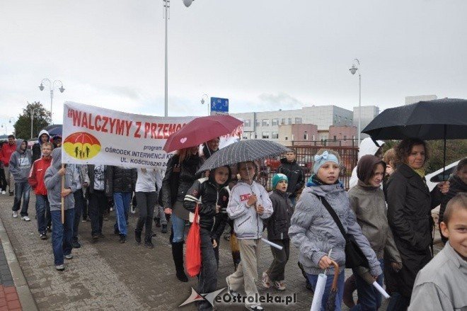 Marsz przeciwko przemocy w Ostrołęce (13.X.2011)  - zdjęcie #16 - eOstroleka.pl