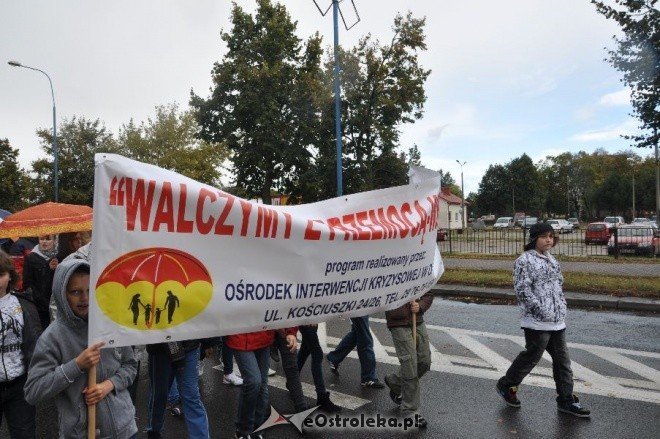 Marsz przeciwko przemocy w Ostrołęce (13.X.2011)  - zdjęcie #21 - eOstroleka.pl
