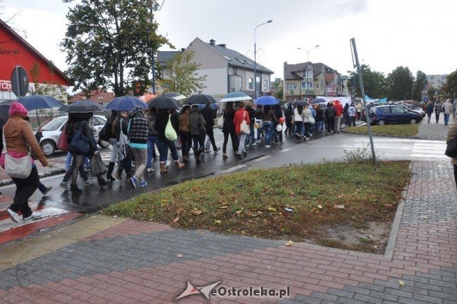 Marsz przeciwko przemocy w Ostrołęce (13.X.2011)  - zdjęcie #27 - eOstroleka.pl