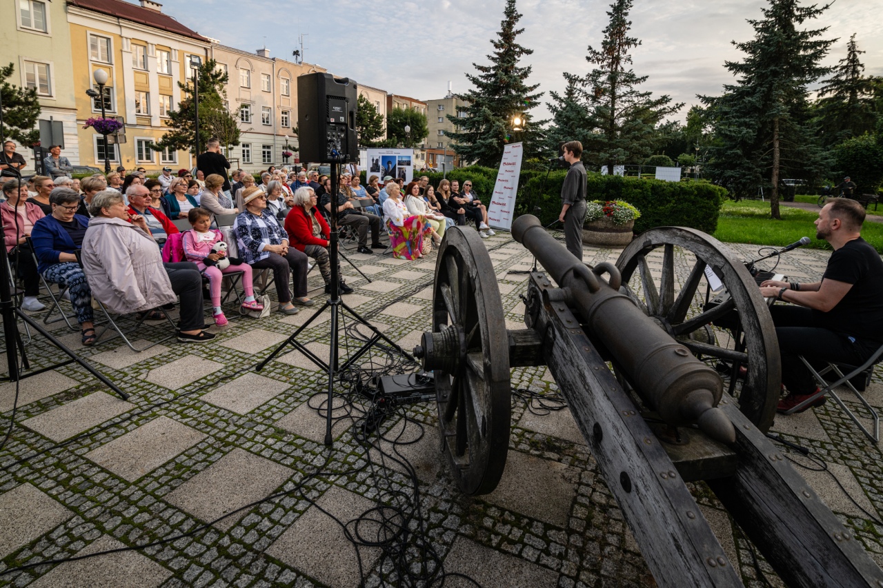 Art Czwartek z Błażejem Kowalewskim: Recital Ileż muzyki ciepłej! [07.08.2025] - zdjęcie #14 - eOstroleka.pl
