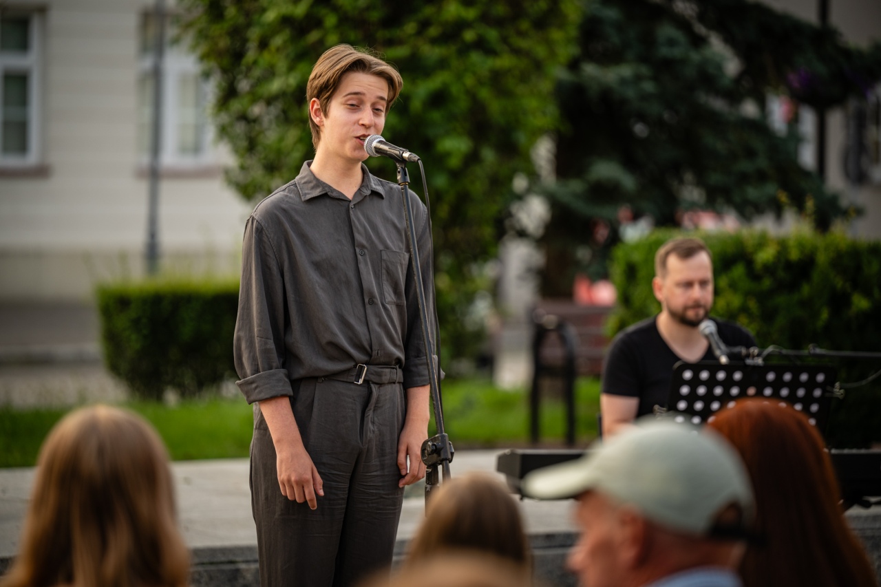 Art Czwartek z Błażejem Kowalewskim: Recital Ileż muzyki ciepłej! [07.08.2025] - zdjęcie #13 - eOstroleka.pl