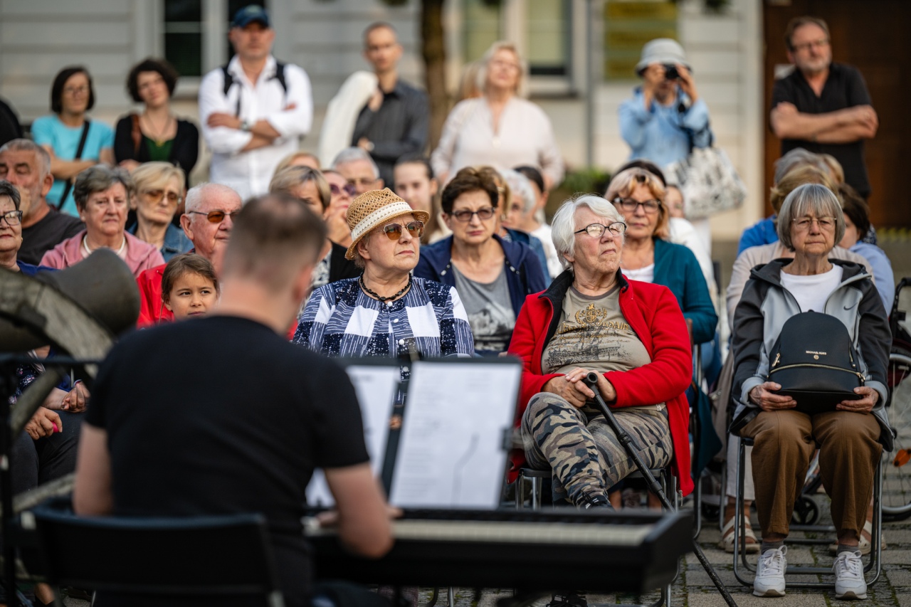 Art Czwartek z Błażejem Kowalewskim: Recital Ileż muzyki ciepłej! [07.08.2025] - zdjęcie #11 - eOstroleka.pl