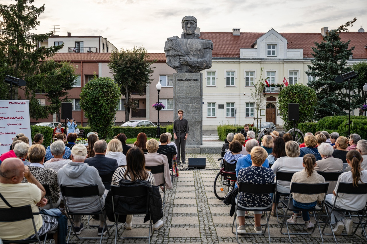 Art Czwartek z Błażejem Kowalewskim: Recital Ileż muzyki ciepłej! [07.08.2025] - zdjęcie #8 - eOstroleka.pl