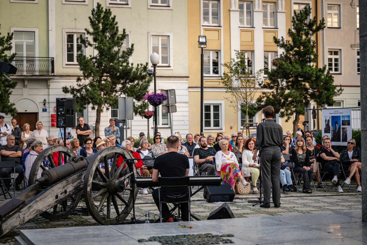 Art Czwartek z Błażejem Kowalewskim: Recital Ileż muzyki ciepłej! [07.08.2025] - zdjęcie #7 - eOstroleka.pl