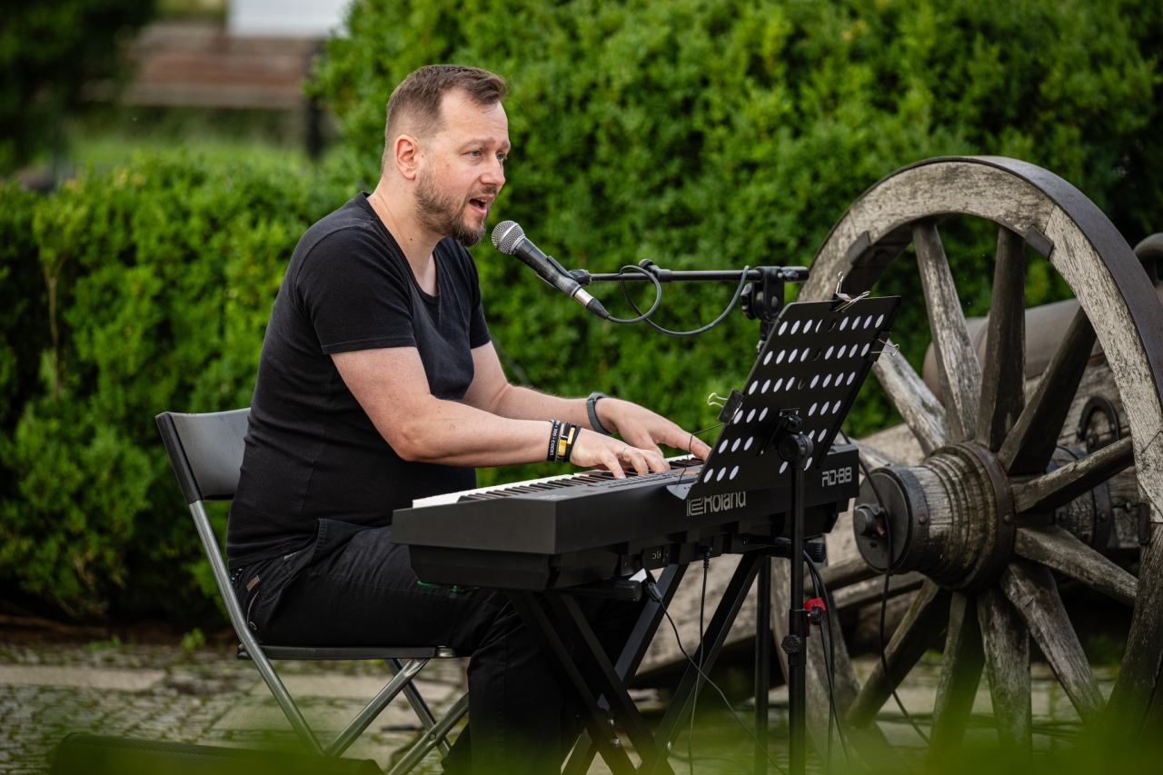 Art Czwartek z Błażejem Kowalewskim: Recital Ileż muzyki ciepłej! [07.08.2025] - zdjęcie #6 - eOstroleka.pl
