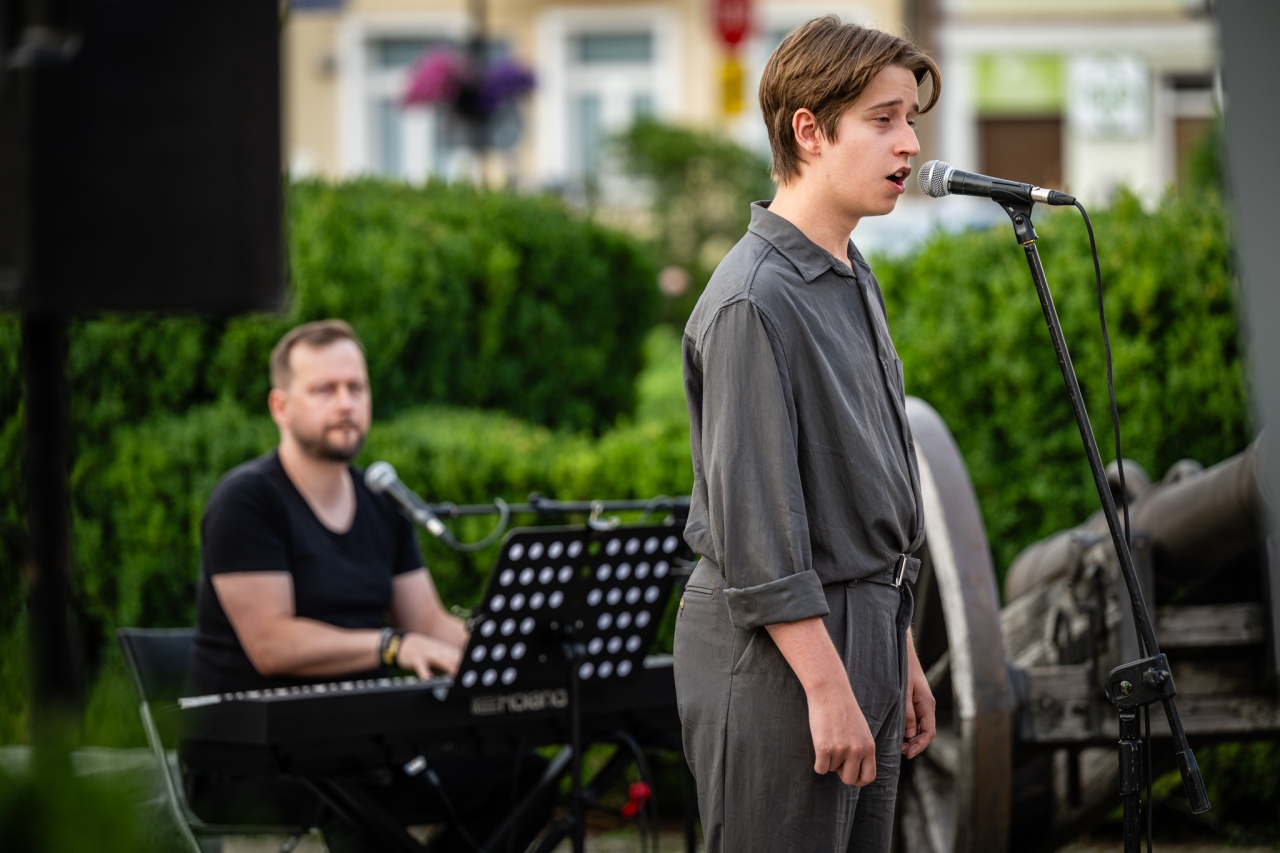 Art Czwartek z Błażejem Kowalewskim: Recital Ileż muzyki ciepłej! [07.08.2025] - zdjęcie #3 - eOstroleka.pl