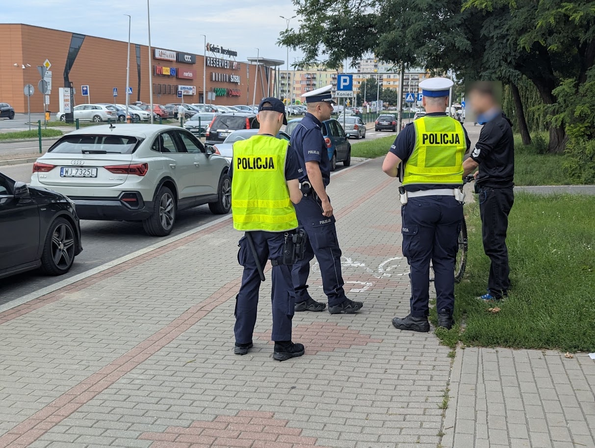 Spektakularne zakończenie policyjnego briefingu. Rowerzysta „skradł show” mundurowym [08.08.2025] - zdjęcie #11 - eOstroleka.pl