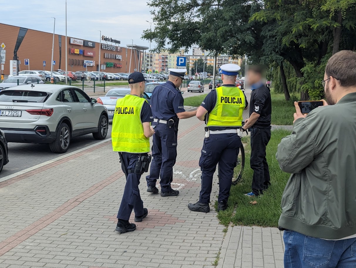 Spektakularne zakończenie policyjnego briefingu. Rowerzysta „skradł show” mundurowym [08.08.2025] - zdjęcie #10 - eOstroleka.pl