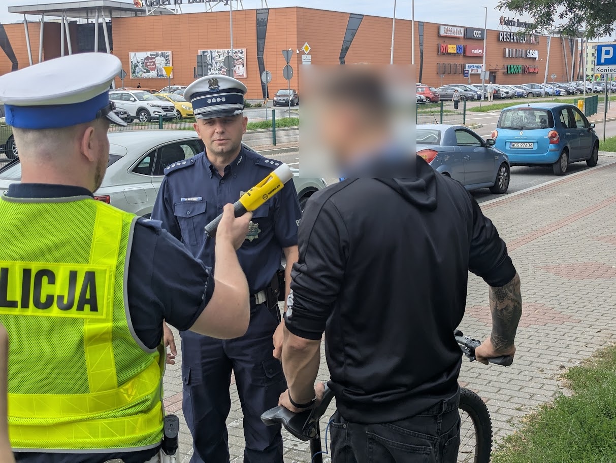 Spektakularne zakończenie policyjnego briefingu. Rowerzysta „skradł show” mundurowym [08.08.2025] - zdjęcie #9 - eOstroleka.pl