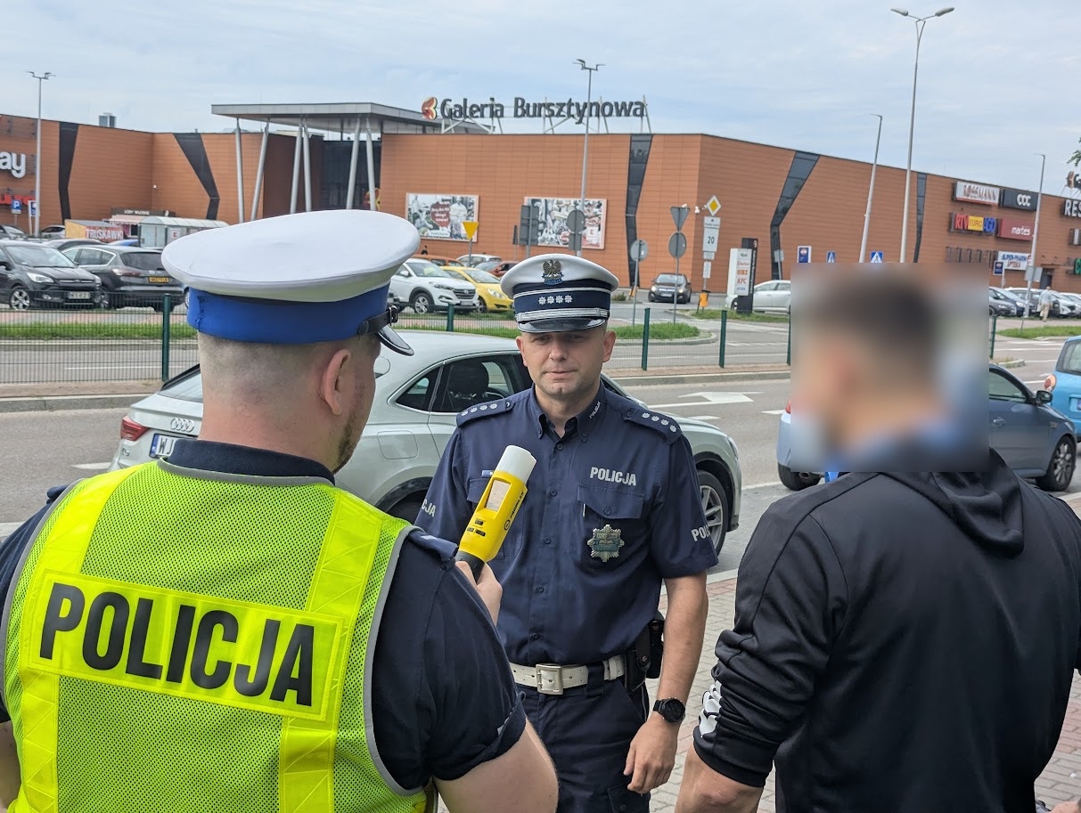 Spektakularne zakończenie policyjnego briefingu. Rowerzysta „skradł show” mundurowym [08.08.2025] - zdjęcie #8 - eOstroleka.pl