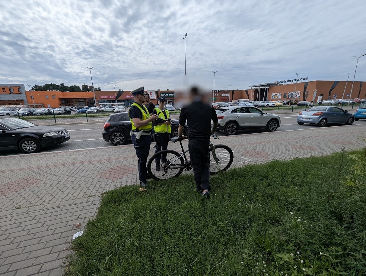 Spektakularne zakończenie policyjnego briefingu. Rowerzysta „skradł show” mundurowym [08.08.2025] - zdjęcie #7 - eOstroleka.pl