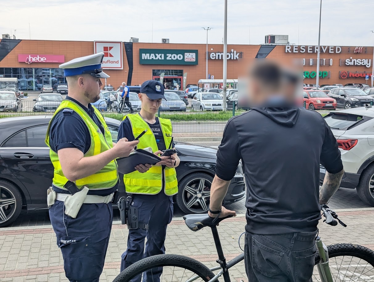 Spektakularne zakończenie policyjnego briefingu. Rowerzysta „skradł show” mundurowym [08.08.2025] - zdjęcie #6 - eOstroleka.pl
