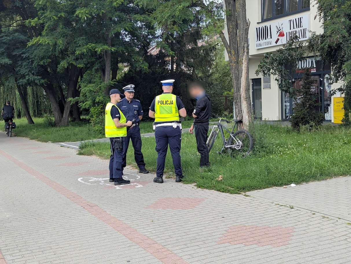 Spektakularne zakończenie policyjnego briefingu. Rowerzysta „skradł show” mundurowym [08.08.2025] - zdjęcie #5 - eOstroleka.pl
