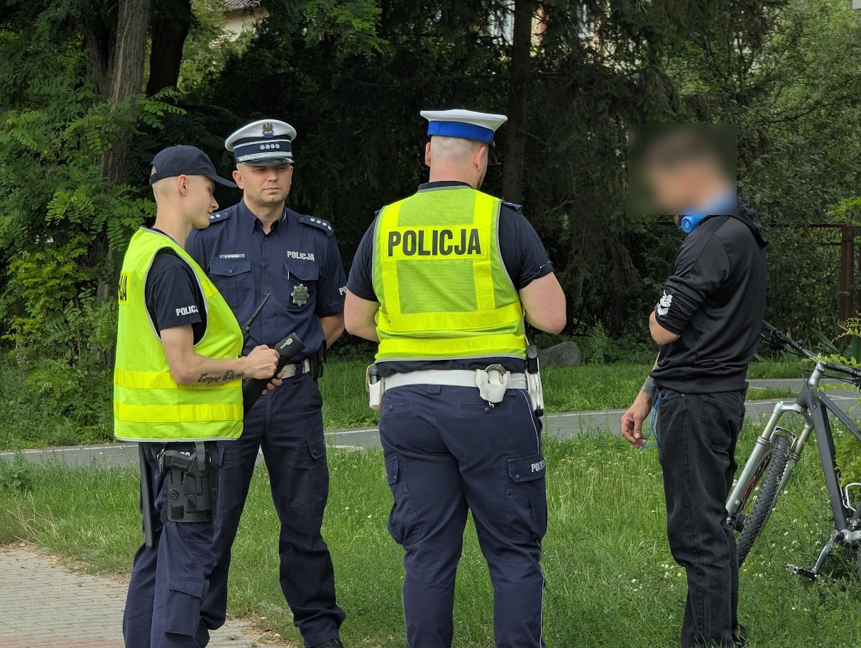 Spektakularne zakończenie policyjnego briefingu. Rowerzysta „skradł show” mundurowym [08.08.2025] - zdjęcie #4 - eOstroleka.pl