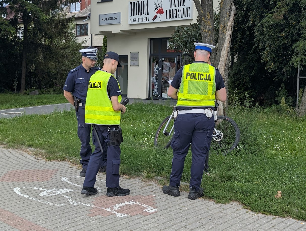 Spektakularne zakończenie policyjnego briefingu. Rowerzysta „skradł show” mundurowym [08.08.2025] - zdjęcie #3 - eOstroleka.pl