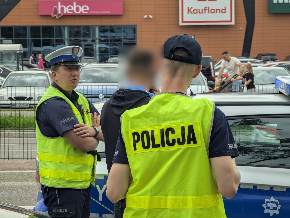 Spektakularne zakończenie policyjnego briefingu. Rowerzysta „skradł show” mundurowym [08.08.2025] - zdjęcie #1 - eOstroleka.pl