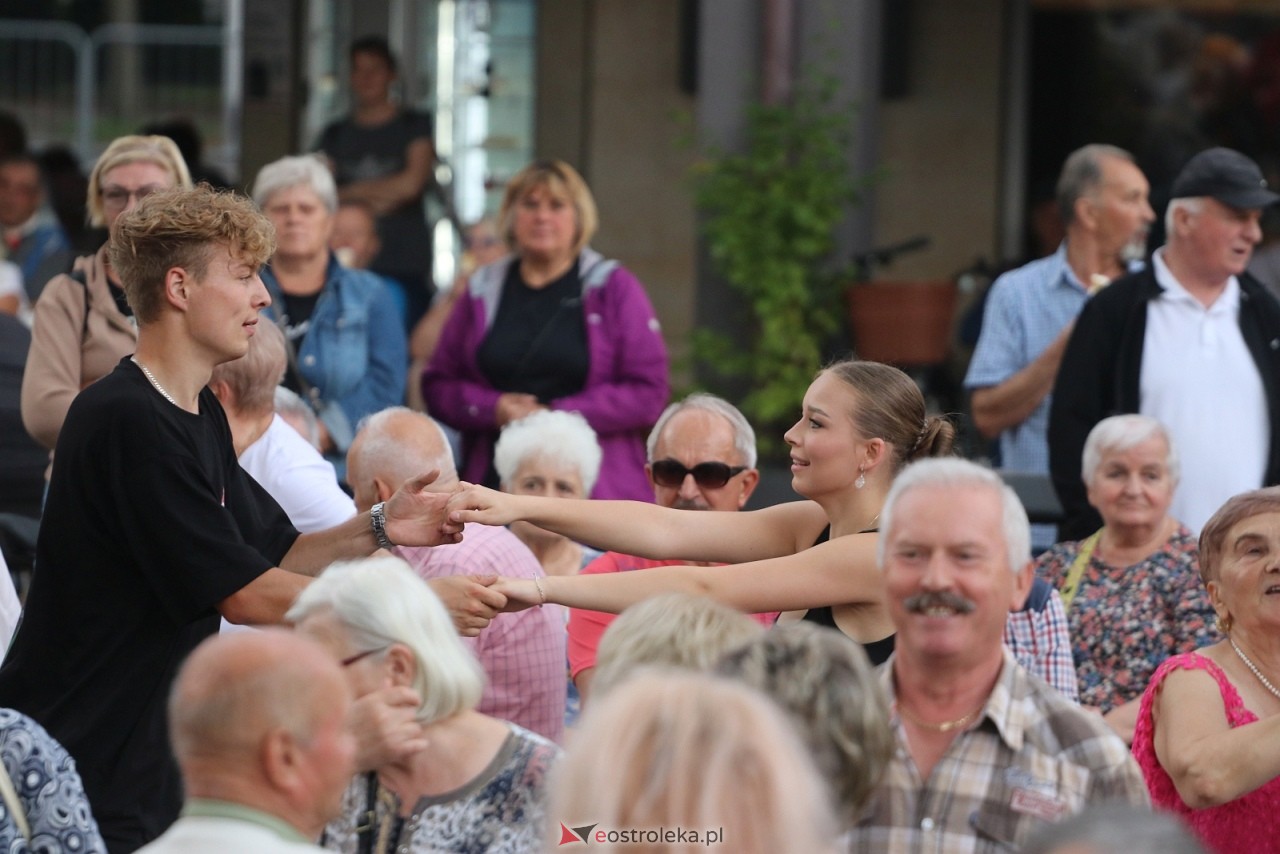 Potańcówka na Placu Wolności [8.08.2025] - zdjęcie #6 - eOstroleka.pl