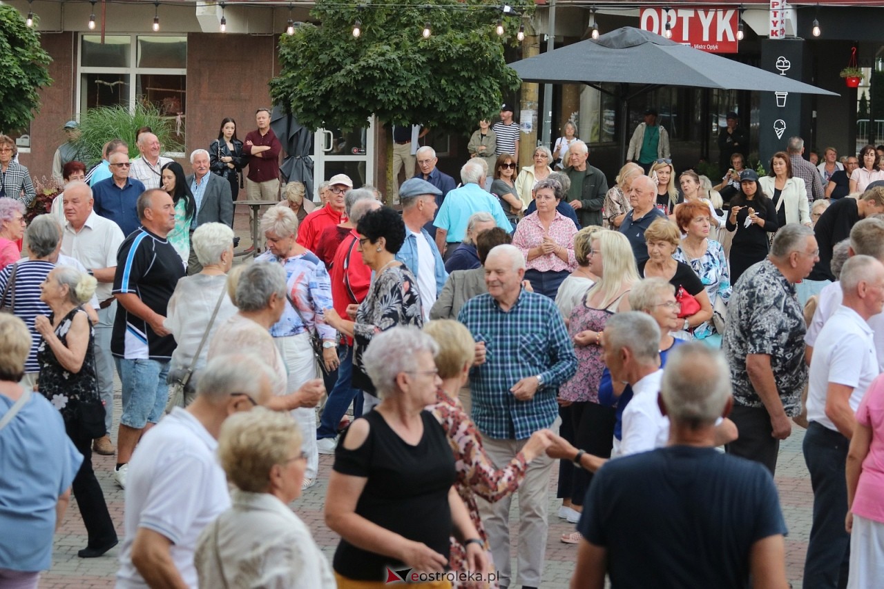 Potańcówka na Placu Wolności [8.08.2025] - zdjęcie #2 - eOstroleka.pl