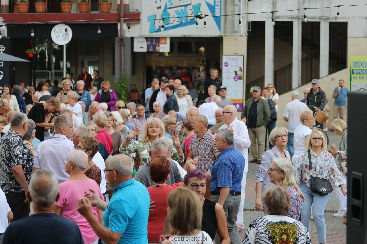 Potańcówka na Placu Wolności [8.08.2025] - zdjęcie #1 - eOstroleka.pl