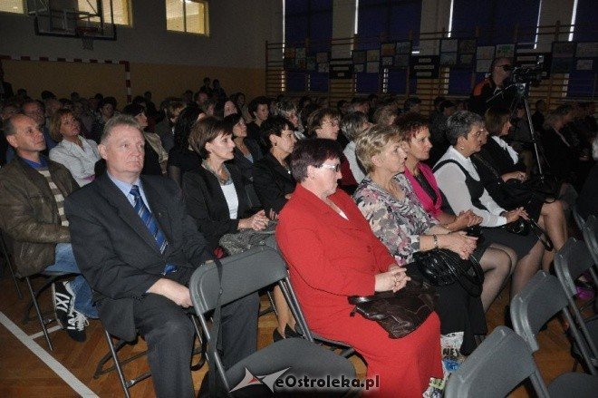 Uroczysta gala z okazji Dnia Edukacji Narodowej w SP 6 (13.X.2011) - zdjęcie #23 - eOstroleka.pl