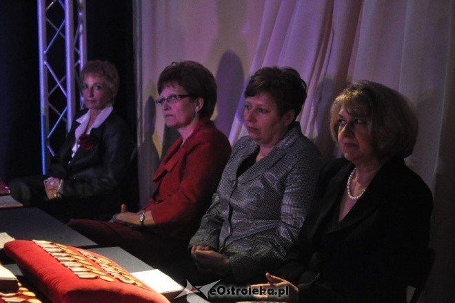 Uroczysta gala z okazji Dnia Edukacji Narodowej w SP 6 (13.X.2011) - zdjęcie #22 - eOstroleka.pl