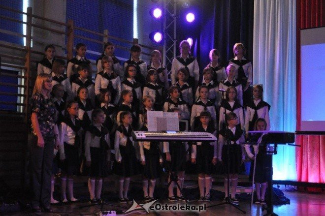 Uroczysta gala z okazji Dnia Edukacji Narodowej w SP 6 (13.X.2011) - zdjęcie #19 - eOstroleka.pl
