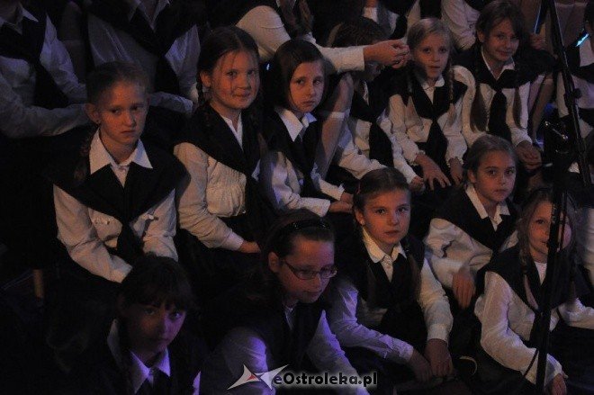 Uroczysta gala z okazji Dnia Edukacji Narodowej w SP 6 (13.X.2011) - zdjęcie #17 - eOstroleka.pl