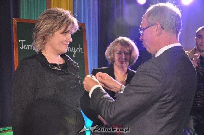 Uroczysta gala z okazji Dnia Edukacji Narodowej w SP 6 (13.X.2011) - zdjęcie #4 - eOstroleka.pl