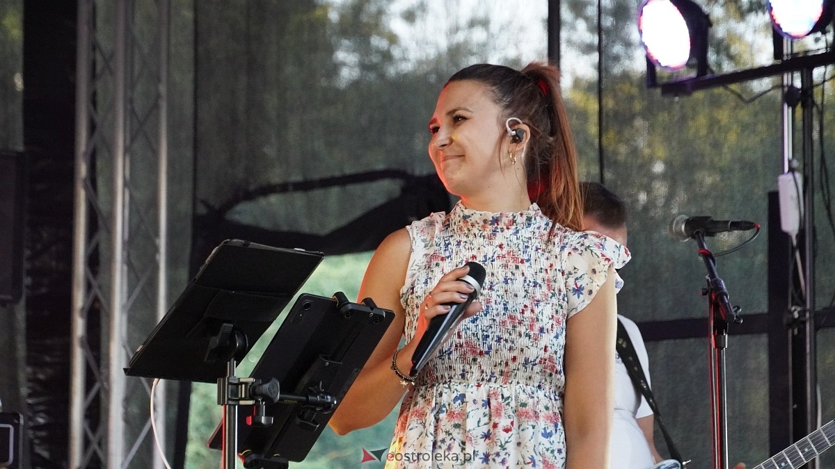 Biesiada Przytulska: Świnia vs Dzik: zabawa przy muzyce zespołu Medium [10.08.2025] - zdjęcie #61 - eOstroleka.pl