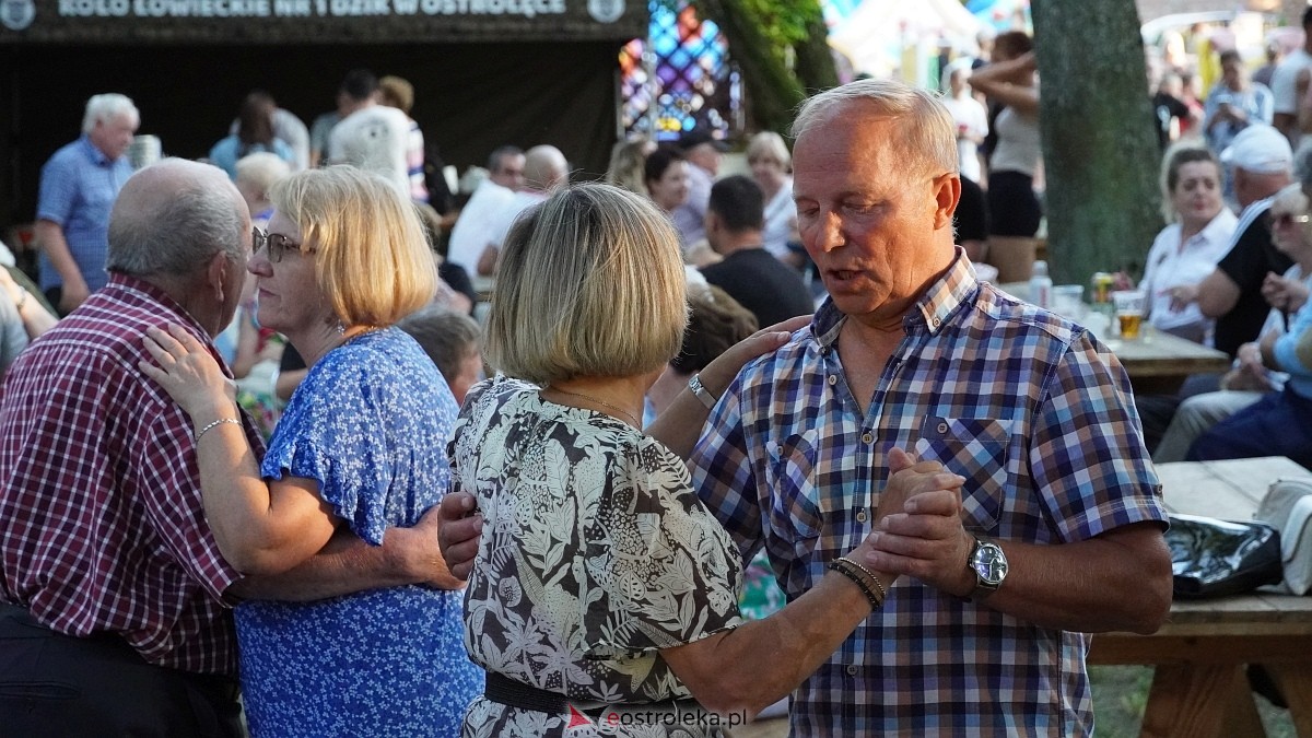 Biesiada Przytulska: Świnia vs Dzik: zabawa przy muzyce zespołu Medium [10.08.2025] - zdjęcie #53 - eOstroleka.pl