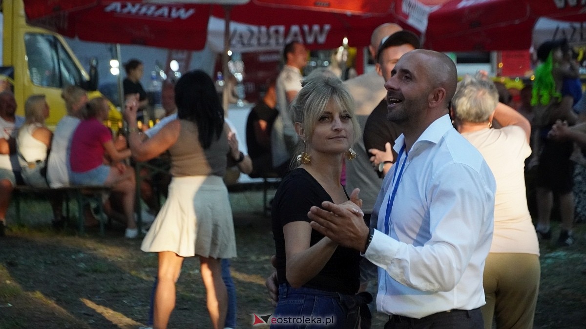Biesiada Przytulska: Świnia vs Dzik: zabawa przy muzyce zespołu Medium [10.08.2025] - zdjęcie #47 - eOstroleka.pl