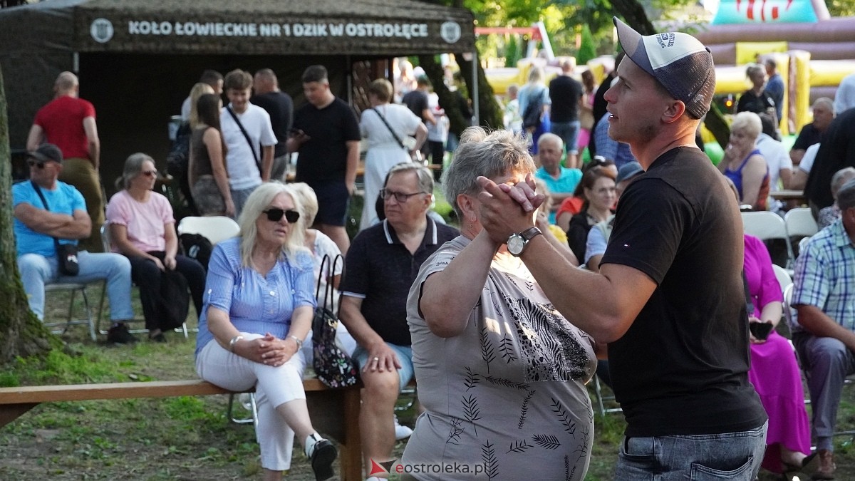 Biesiada Przytulska: Świnia vs Dzik: zabawa przy muzyce zespołu Medium [10.08.2025] - zdjęcie #38 - eOstroleka.pl