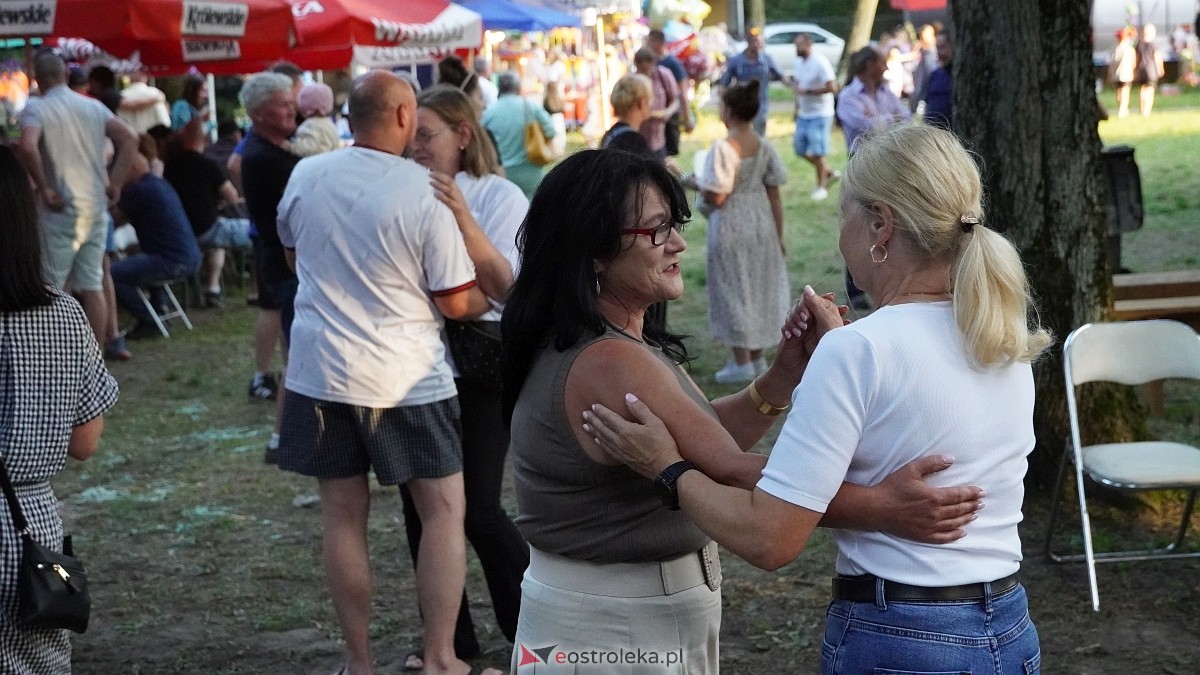 Biesiada Przytulska: Świnia vs Dzik: zabawa przy muzyce zespołu Medium [10.08.2025] - zdjęcie #30 - eOstroleka.pl