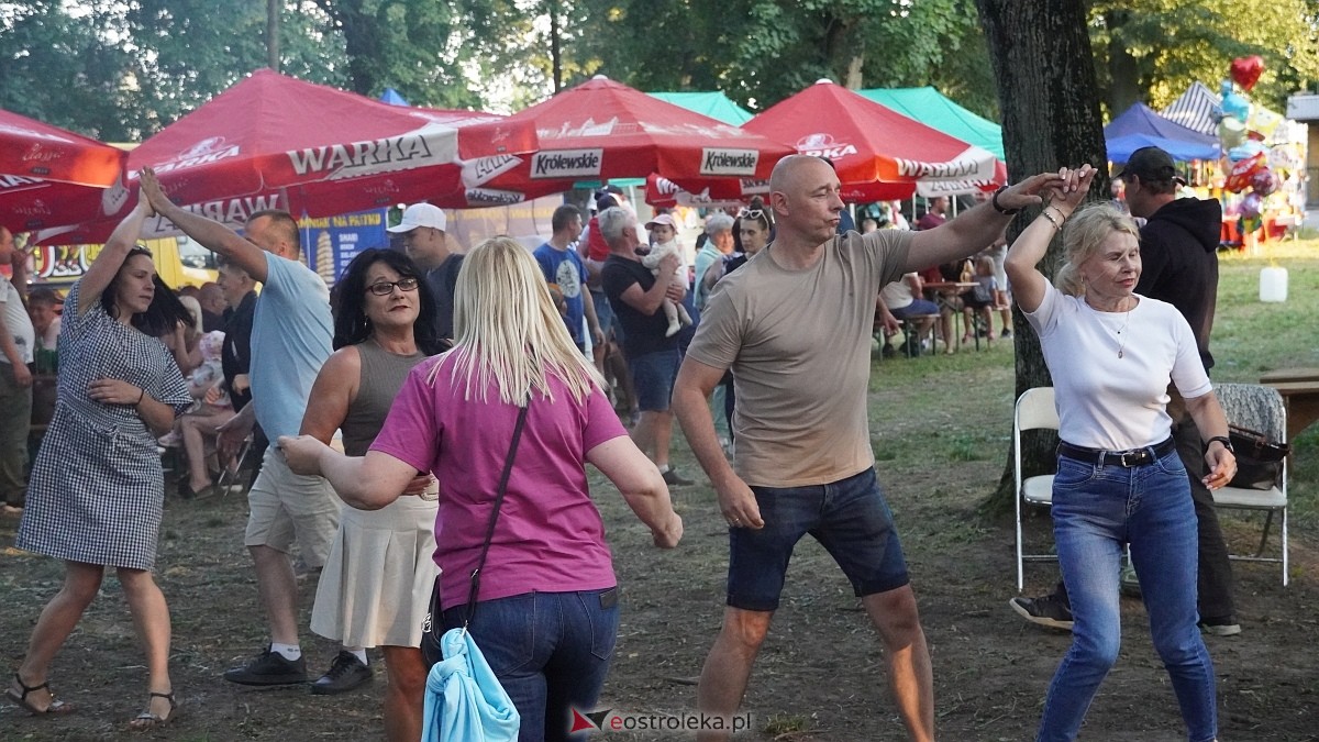 Biesiada Przytulska: Świnia vs Dzik: zabawa przy muzyce zespołu Medium [10.08.2025] - zdjęcie #25 - eOstroleka.pl