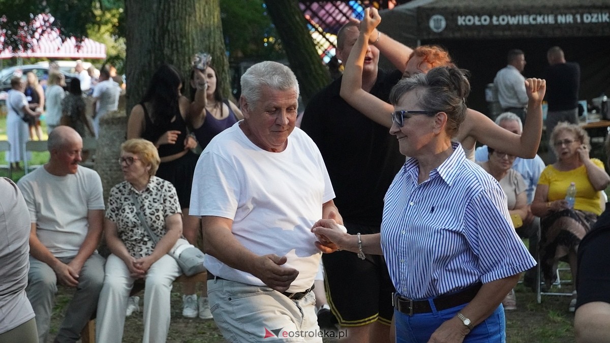 Biesiada Przytulska: Świnia vs Dzik: zabawa przy muzyce zespołu Medium [10.08.2025] - zdjęcie #23 - eOstroleka.pl