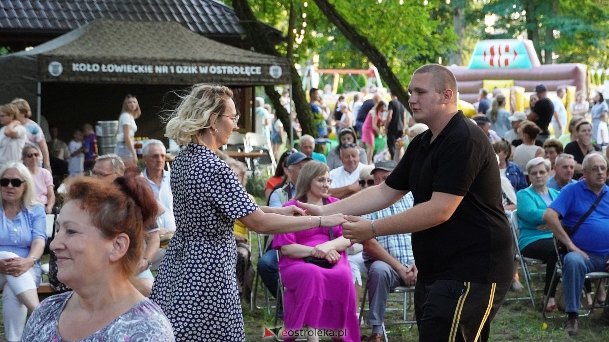 Biesiada Przytulska: Świnia vs Dzik: zabawa przy muzyce zespołu Medium [10.08.2025] - zdjęcie #16 - eOstroleka.pl