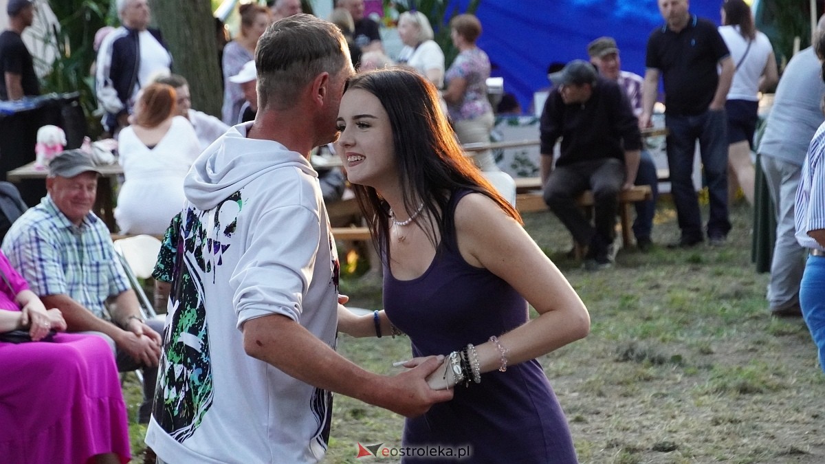 Biesiada Przytulska: Świnia vs Dzik: zabawa przy muzyce zespołu Medium [10.08.2025] - zdjęcie #3 - eOstroleka.pl