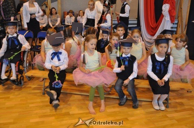 Szkoła Podstawowa nr 10: Pasowanie pierwszoklasistów na uczniów (14.X.2011) - zdjęcie #5 - eOstroleka.pl
