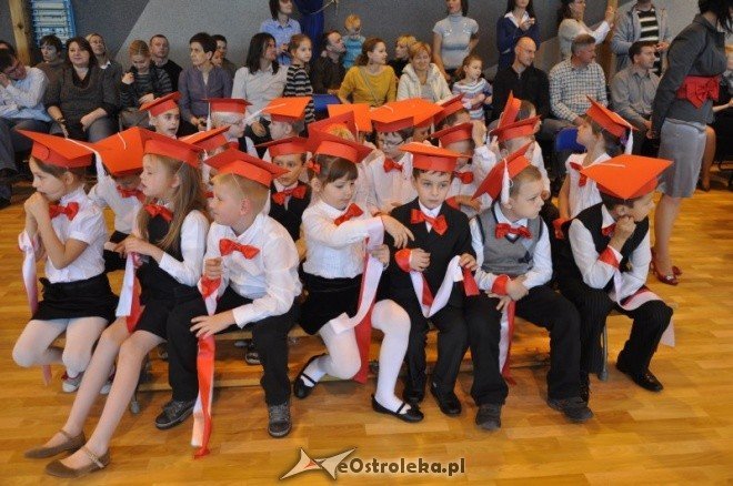 Szkoła Podstawowa nr 10: Pasowanie pierwszoklasistów na uczniów (14.X.2011) - zdjęcie #7 - eOstroleka.pl