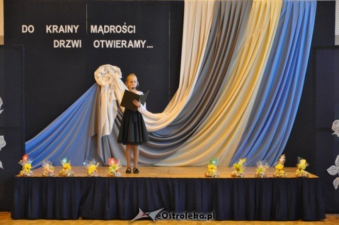 Szkoła Podstawowa nr 10: Pasowanie pierwszoklasistów na uczniów (14.X.2011) - zdjęcie #12 - eOstroleka.pl