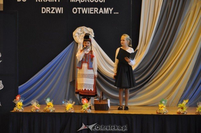 Szkoła Podstawowa nr 10: Pasowanie pierwszoklasistów na uczniów (14.X.2011) - zdjęcie #16 - eOstroleka.pl