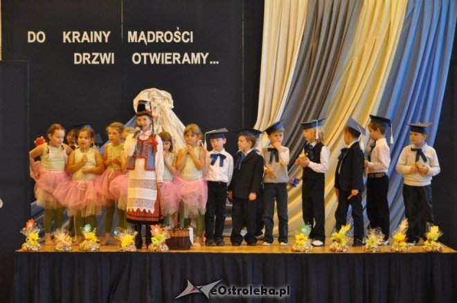Szkoła Podstawowa nr 10: Pasowanie pierwszoklasistów na uczniów (14.X.2011) - zdjęcie #18 - eOstroleka.pl