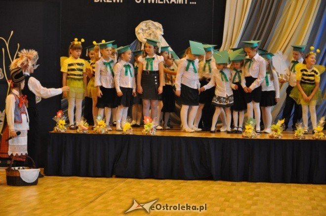 Szkoła Podstawowa nr 10: Pasowanie pierwszoklasistów na uczniów (14.X.2011) - zdjęcie #24 - eOstroleka.pl