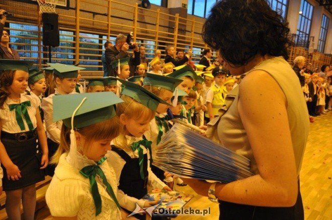 Szkoła Podstawowa nr 10: Pasowanie pierwszoklasistów na uczniów (14.X.2011) - zdjęcie #34 - eOstroleka.pl